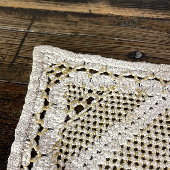 Hardanger doily in cream and gold. Beautiful hand crafted piece vintage - Picture 11 of 17